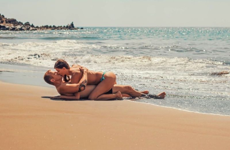 Sexo na praia: o que precisa saber — Dicas | Mulheres VIP