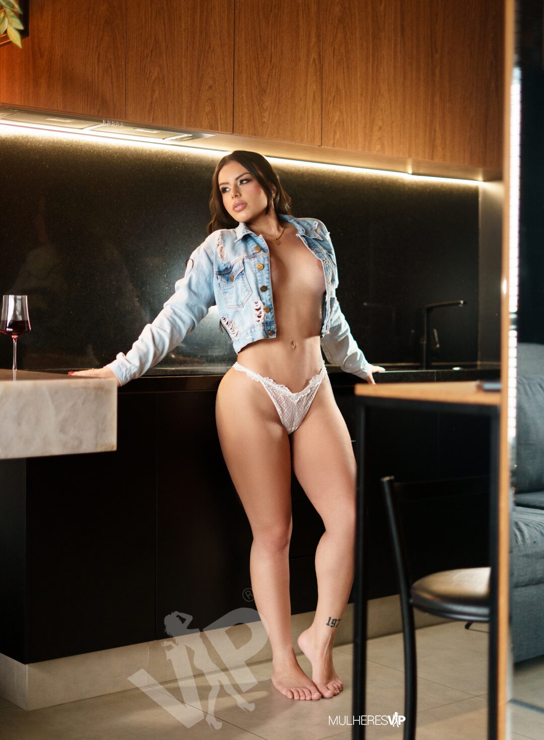 Escort Liz Medeiros Photo 7